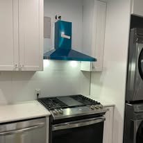 Cocina con iluminación nueva y cableado para la campana